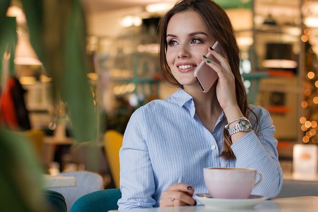 Image of woman talking to her customer - Field 1 Post Digital marketing